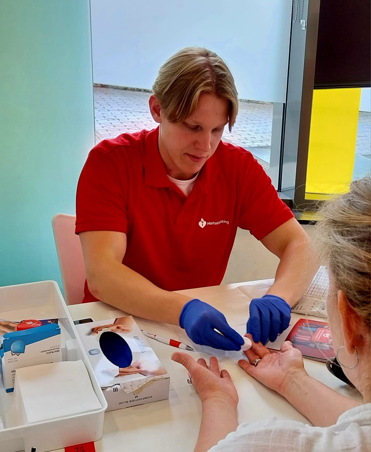 Geneeskunde student via medigo aan de slag op een meetpunt van de Hartstichting