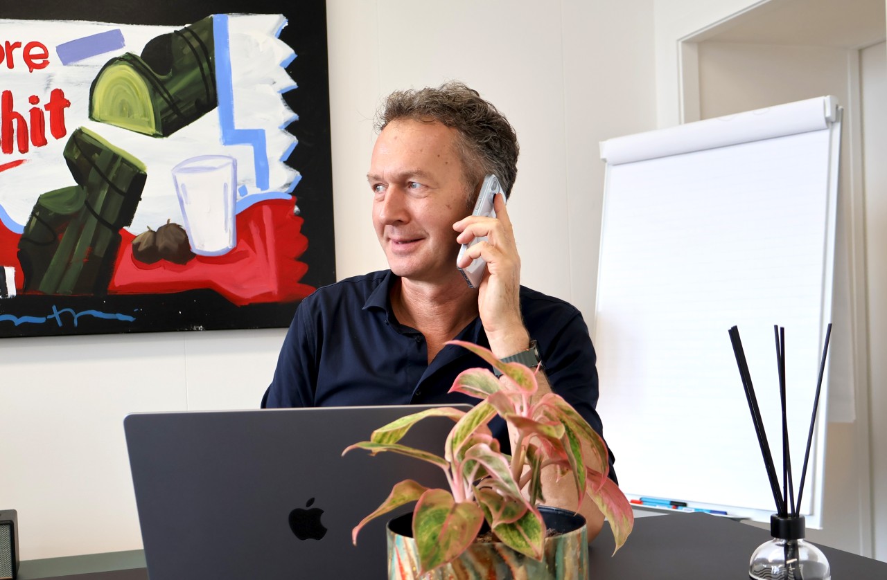 Medigo medewerker klaar om zorginstellingen en medische studenten te helpen