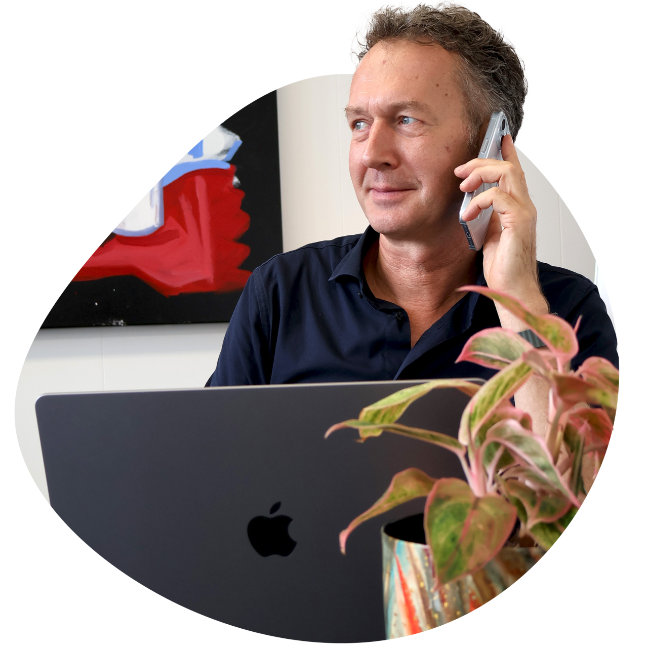 Medigo medewerker klaar om zorginstellingen en medische studenten te helpen