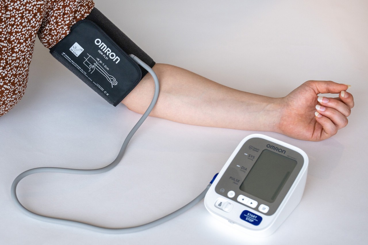 Bloeddruk meten op een Hartcheckpunt van de Hartstichting