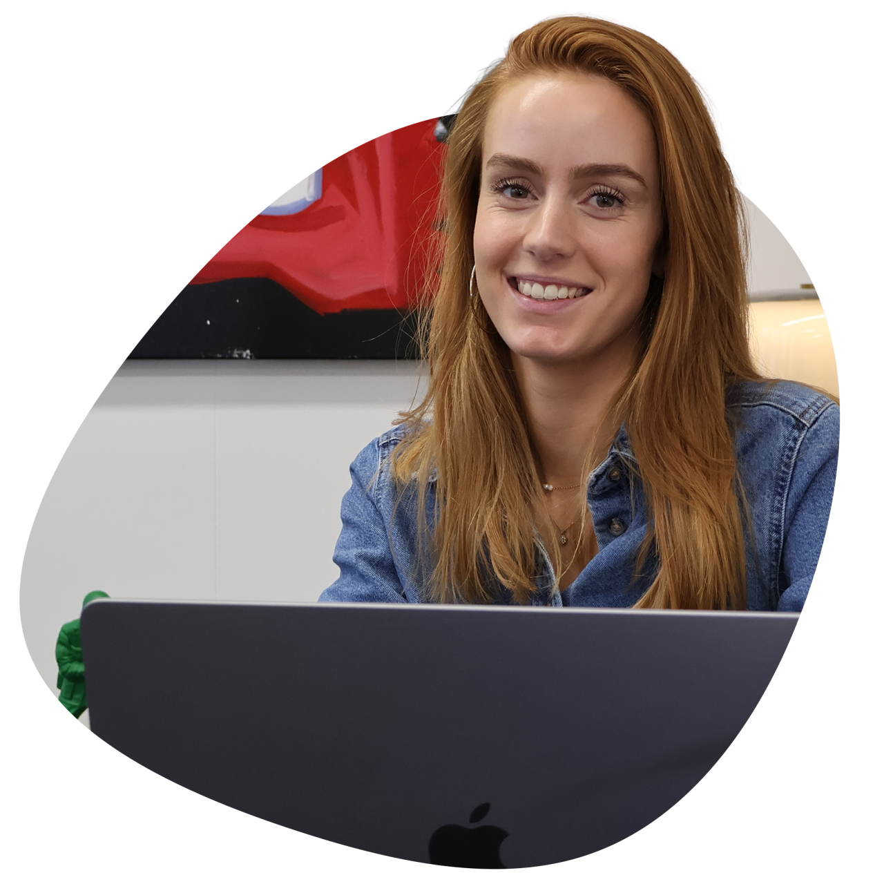 Medigo medewerker klaar om zorginstellingen en medische studenten te helpen